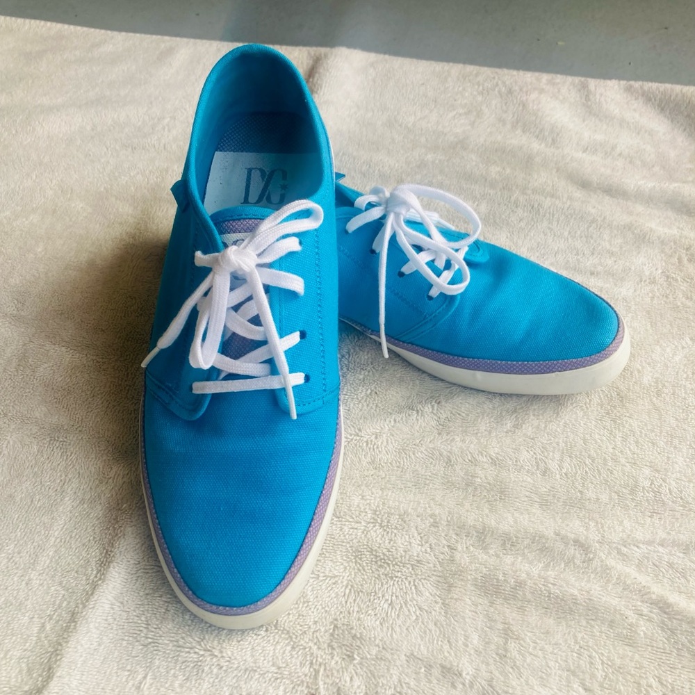 DG size 9 1/2  turquoise tennis shoe.